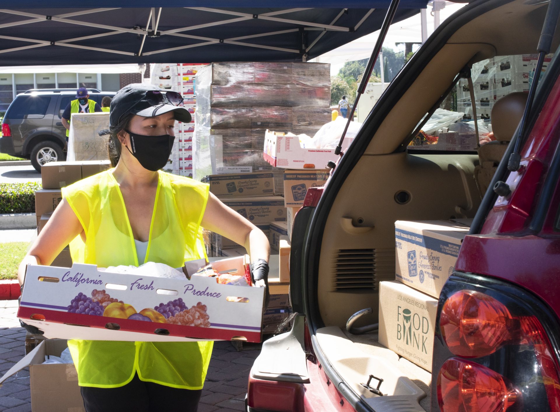 Lynwood feeds 3,000 families at food bank