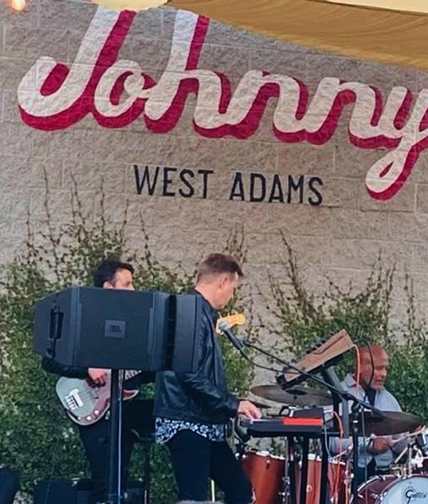 Johnny’s West Adams adds live music to menu