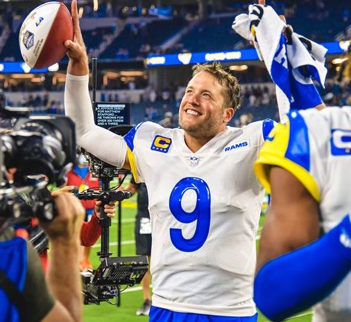 Stafford mixes well with Rams in opening victory