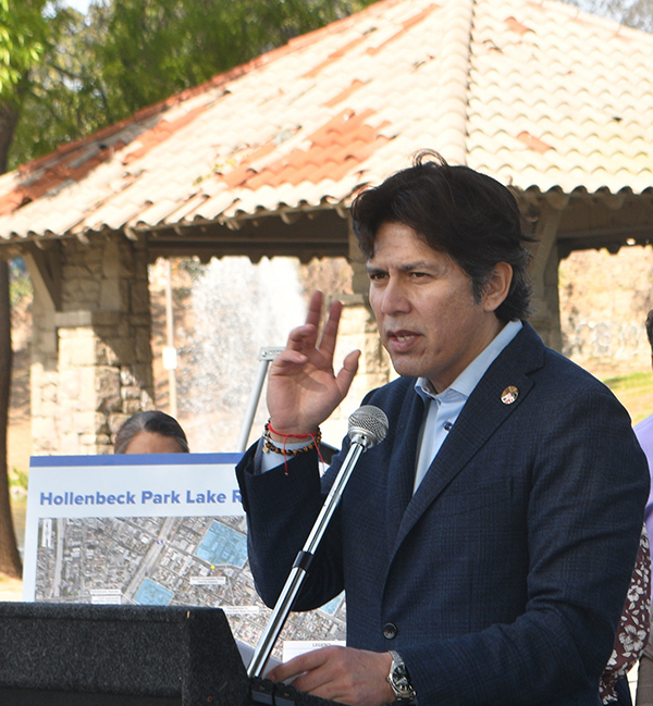 Former ally Santiago to challenge de León in March primary 